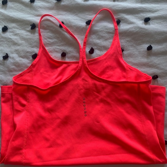 Dri-Fit Nike Top🦩 - Picture 3 of 5